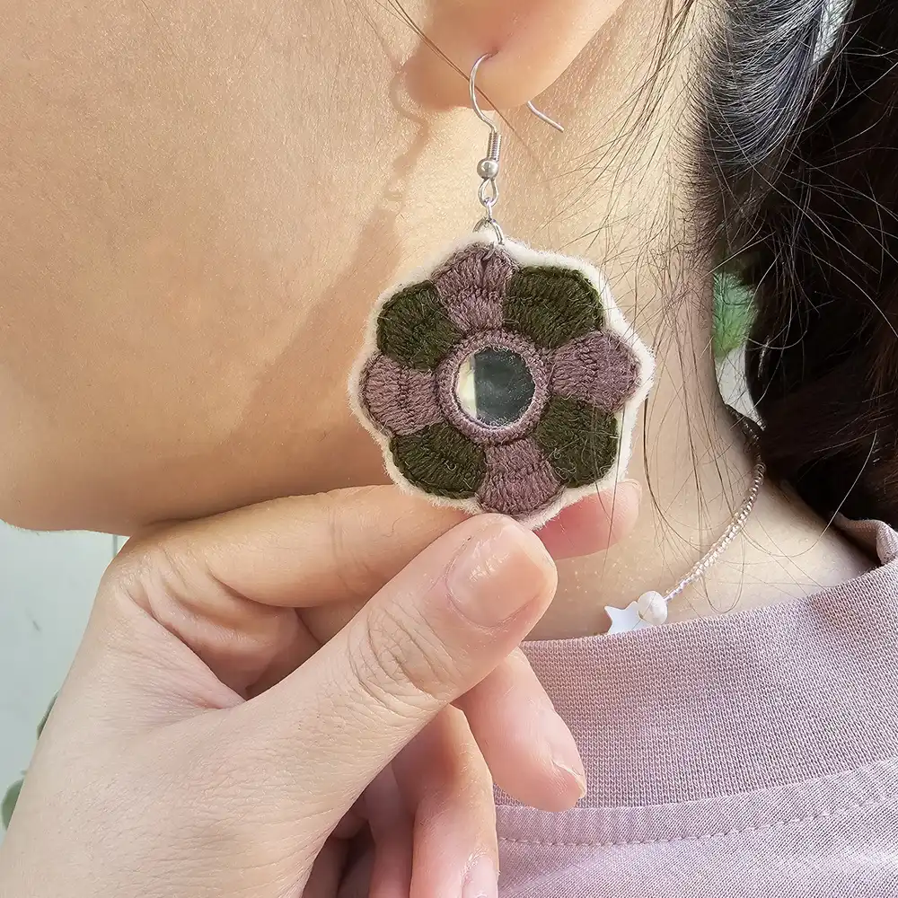 گوشواره سوزندوزی گل بلوچ