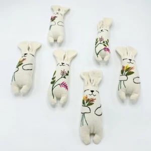 عروسک پارچه‌ای خرگوش گلدوزی شده کوچک