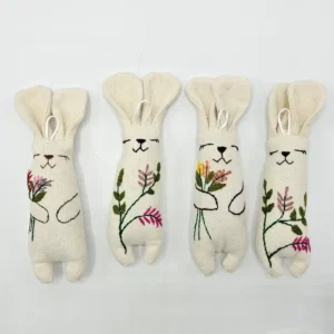 عروسک پارچه‌ای خرگوش گلدوزی شده کوچک