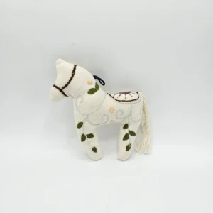 عروسک پارچه‌ای اسب گلدوزی شده