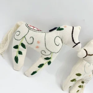 عروسک پارچه‌ای اسب گلدوزی شده