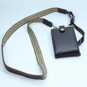 کیف پاسپورتی چرم روستاتیش برای آنهایی طراحی شده که سفر را با نظم، آرامش و اطمینان آغاز میکنند. این محصول با الهام از مفهوم خاطرجمعی سفر، انتخابی کاربردی و شیک برای هدیه نوروزی سازمانها و شرکتها بهشمار میآید