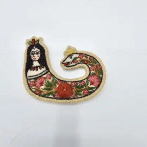 سنجاق سینه پته‌دوزی طرح شاماران
