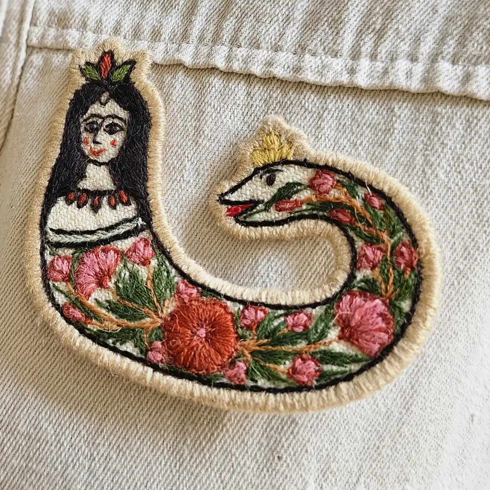 سنجاق سینه پتهدوزی طرح شاماران